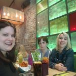 Francis, Marina und Desiree beim Essen