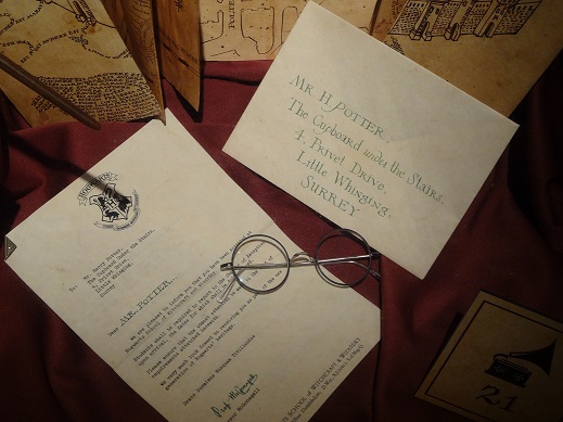 Harry Potters Hogwartsbrief und seine Brille