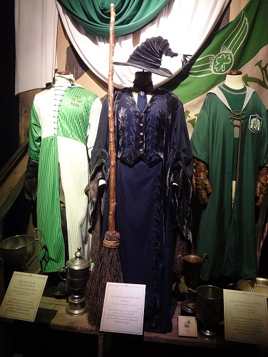 Filmrequisite. Kostüm von Madam Hooch und weitere Quidditch-Uniformen.