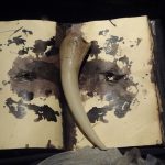 Basiliskzahn und zerstörtes Tagebuch von Tom Riddle. FIlmrequisite