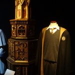 Die Verkleidung des Feuerkelchs und eine Hufflepuff-Uniform