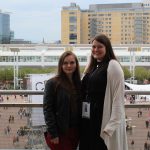 Cassie und ich auf dem Balkon von Halle 3