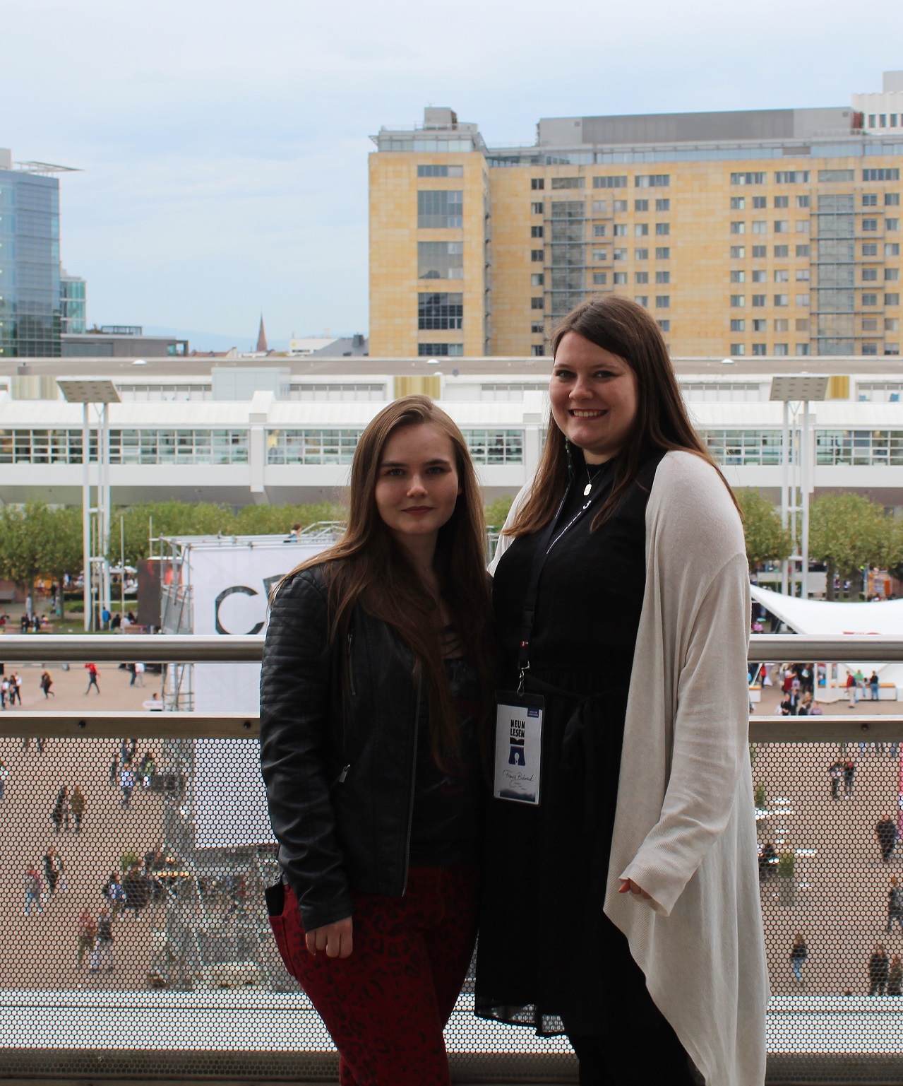 Cassie und ich auf dem Balkon von Halle 3