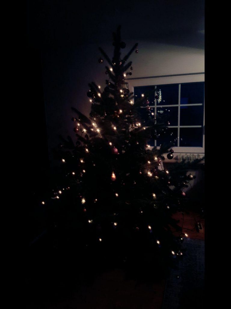Weihnachtsbaum im elterlichen Wohnzimmer