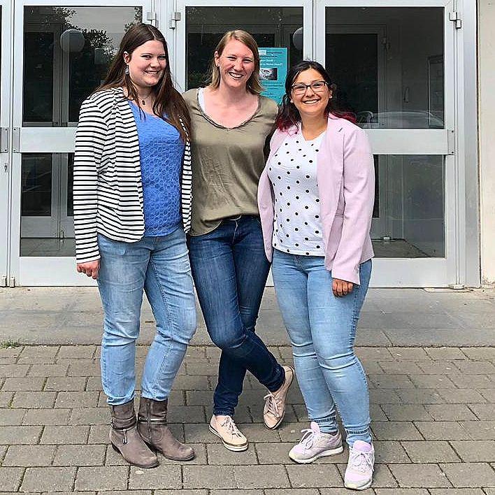 3 Frauen vor der Schule